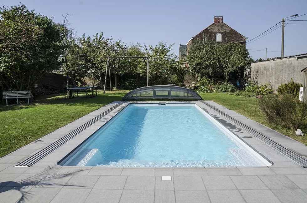 Piscine RivieraPool & Abri Vöroka Vision en province de Hainaut