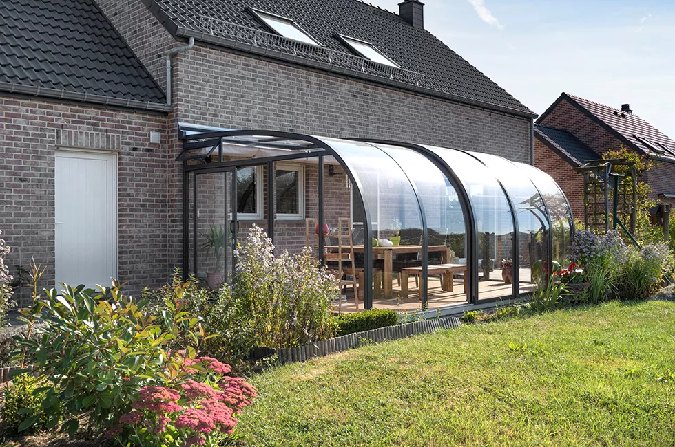 Installation d'une veranda coulissante pour cette villa située à Cerfontaine.