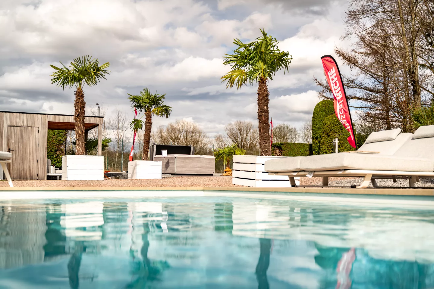 Mobilier design et piscine