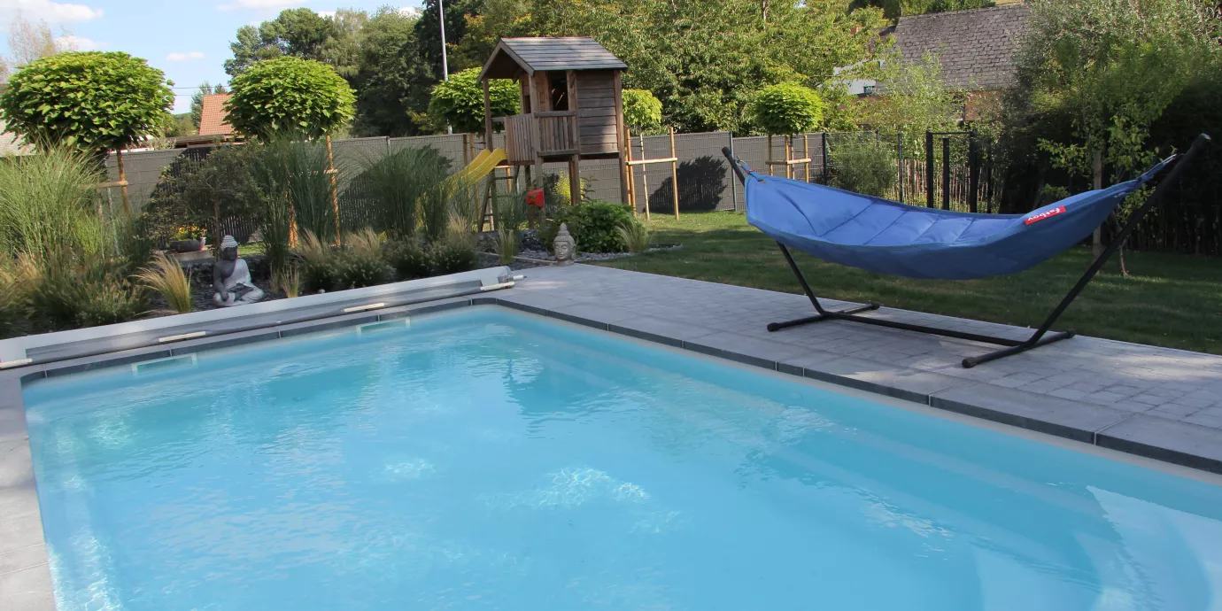 Piscine mon de pra couverture à barre