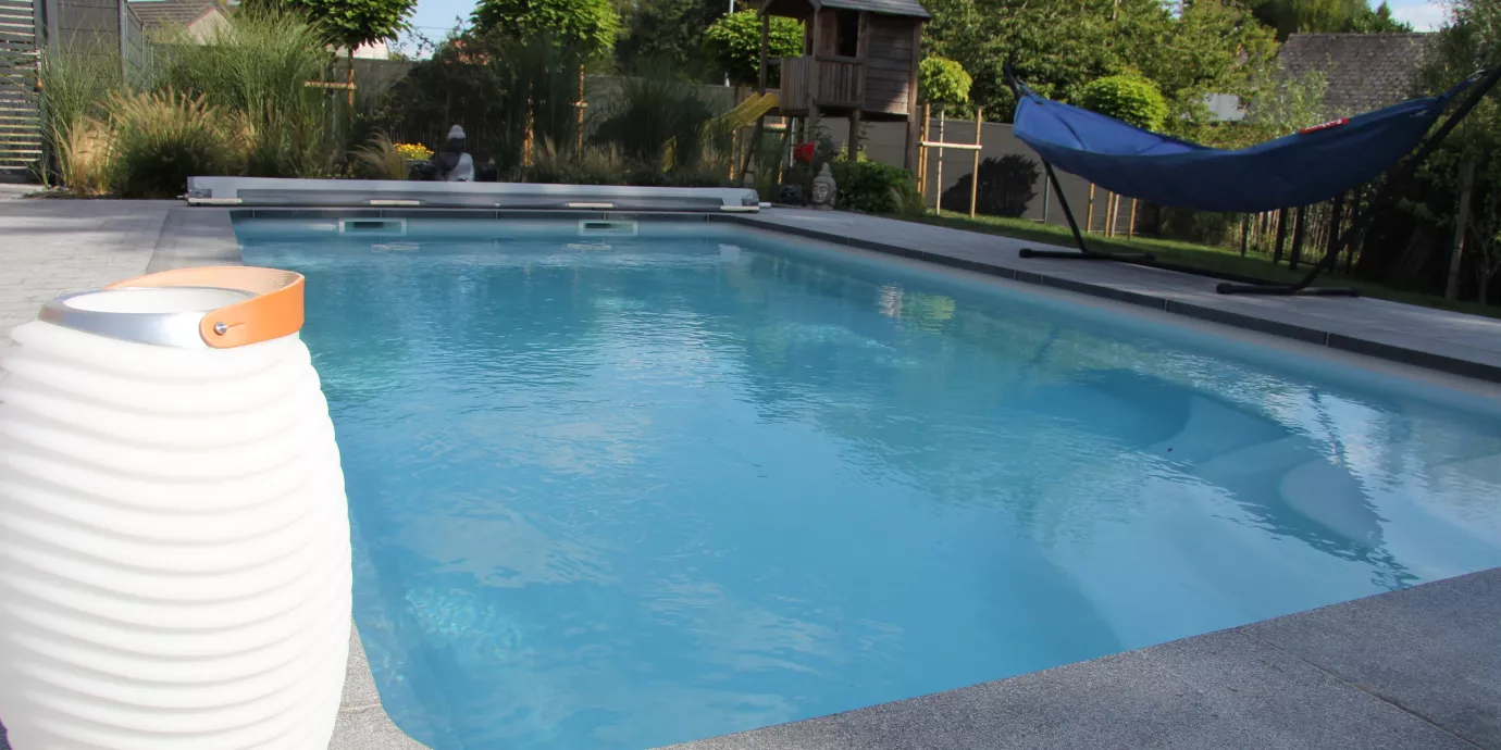 Pose d'une piscine mon de pra avec couverture à barre