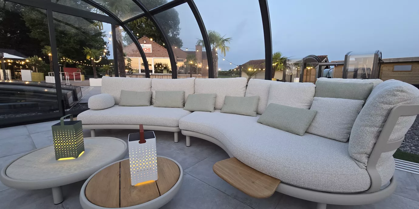 Ensemble fauteuil, table, lampes solaires