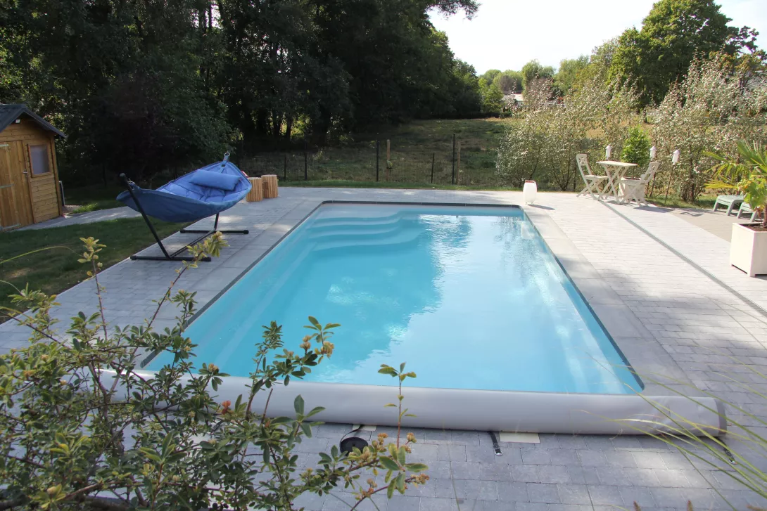Couverture à barre sur piscine à coque