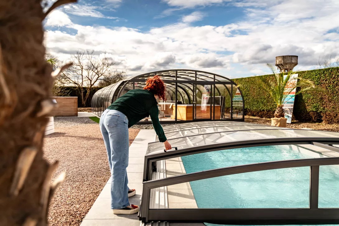 Piscine avec abri bas