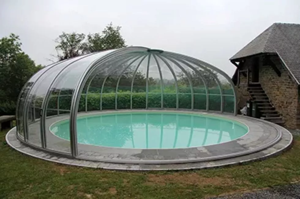 abri de piscine rond Voroka